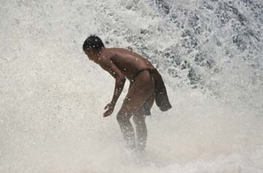 Loinclothed hobby; Obr�zek dne - the picture od the day - �awa rel - Native washing at a waterfall near Canaima, Venezuela