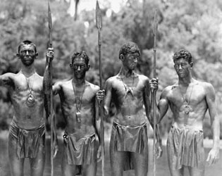 Loinclothed hobby; Obr�zek dne - the picture od the day - �awa rel - Savages during filming of Tarzan movie