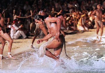 Loinclothed hobby; Obr�zek dne - the picture od the day - �awa rel - Fotografie: Elizabeth Ruiz -   Mayan ritual asking favors to Ixchel 