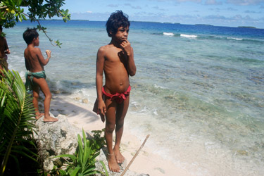 Loinclothed hobby; Obr�zek dne - the picture od the day - �awa rel -  Islands of Yap 