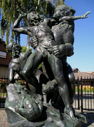 Loinclothed hobby; Obr�zek dne - the picture od the day - �awa rel - Douglas Tilden Sculpture, The Bear Hunt 