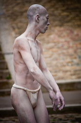 Loinclothed hobby; Obr�zek dne - the picture od the day - �awa rel -  Butoh,  Paris rue Lemaignan 