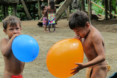 Loinclothed hobby; Obr�zek dne - the picture od the day - �awa rel -  Children of the Embera Indian Village 
