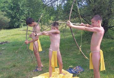 Loinclothed hobby; Obr�zek dne - the picture od the day - �awa rel - Indian tribe of yellow-loinclothed boys  