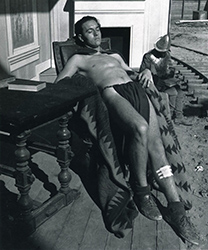 Loinclothed hobby; Obr�zek dne - the picture od the day - �awa rel - John Gutmann, By the railroad track, 1939.   