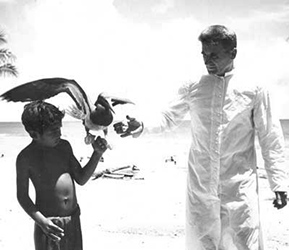Loinclothed hobby; Obr�zek dne - the picture od the day - �awa rel - Frederic Remington, Bederky z ostrov� Yap, Fr. Jake Walter, missionary to the outer islands for 25 years, shares a pet with a friend    