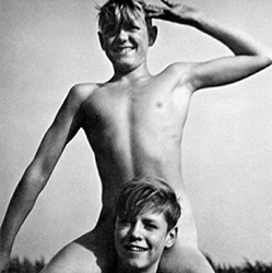 Loinclothed hobby; Obr�zek dne - the picture od the day - �awa rel - Good time, good friends, two naked boys, cropped 