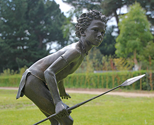 Loinclothed hobby; Obr�zek dne - the picture od the day - �awa rel - Bronze boy with spear, Jim Kempton