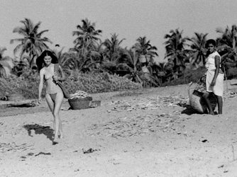Loinclothed hobby; Obr�zek dne - the picture od the day - �awa rel - Loinclothed hippie girl, 1972 