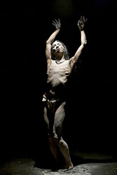 Loinclothed hobby; Obr�zek dne - the picture od the day - �awa rel -  Atsushi Takenouchi - Butoh  dancer  