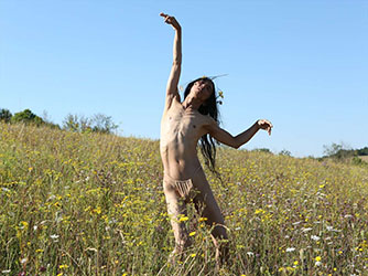 Loinclothed hobby; Obr�zek dne - the picture od the day - �awa rel -  Atsushi Takenouchi - Butoh  dancer 