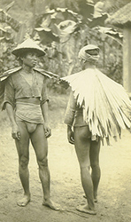 Loinclothed hobby; Obr�zek dne - the picture od the day - �awa rel - Igorot men in rain coats