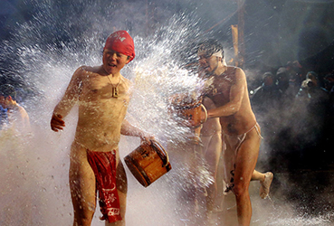Loinclothed hobby; Obr�zek dne - the picture od the day - �awa rel -  Yukake festival