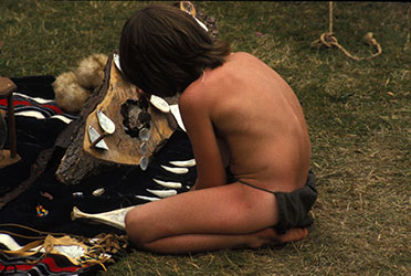 Loinclothed hobby; Obr�zek dne - the picture od the day - �awa rel - Inspecting bones and shells, Flyingindigo, Reenacting event, loinclothed photo.