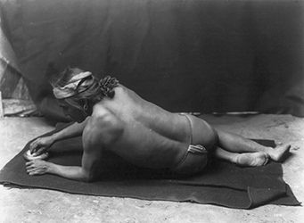 Loinclothed hobby; Obr�zek dne - the picture od the day - �awa rel - Zuni indian, Edward S. Curtis