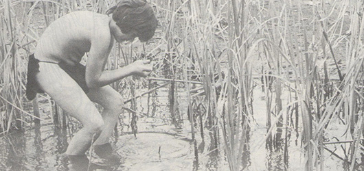 Loinclothed hobby; Obr�zek dne - the picture od the day - �awa rel - Loinclothed boy, master of frogs & fishes, vintage photo