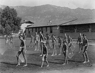 Loinclothed hobby; Obr�zek dne - the picture od the day - �awa rel - Preventorium boys showering after taking sunbath