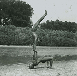 Loinclothed hobby; Obr�zek dne - the picture od the day - �awa rel - Arthur Benda,  Donaustadt, loinclothed FKK 1930, zwei akrobaten im Tanga <