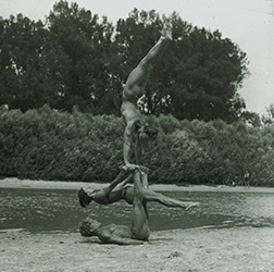 Loinclothed hobby; Obr�zek dne - the picture od the day - �awa rel - Arthur Benda,  Donaustadt, loinclothed FKK 1930,  Akrobaten-Trio im Tanga <