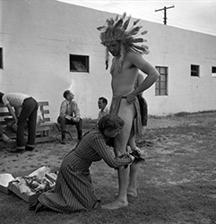 Loinclothed hobby; Obr�zek dne - the picture od the day - �awa rel - Woman Dressing Man in Indian Costume
