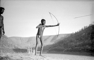 Loinclothed hobby; Obr�zek dne - the picture od the day - �awa rel - SOAS; Nicholas Haimendorf, Chenchu boy with bow<