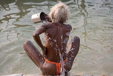 Loinclothed hobby; Obr�zek dne - the picture od the day - �awa rel - Sadhu Bathing at Kumbh Mela Festival<