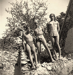 Loinclothed hobby; Obr�zek dne - the picture od the day - �awa rel - Karel Egermeier, t�i obederkovan� kluci<