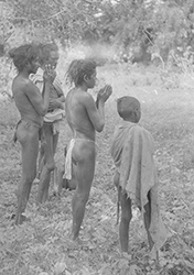 Loinclothed hobby; Obr�zek dne - the picture od the day - �awa rel - Christoph von F�rer-Haimendorf, India - Telangana - Mahbubnagar District