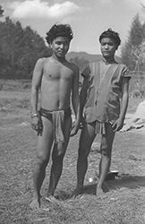 Loinclothed hobby; Obr�zek dne - the picture od the day - �awa rel - Christoph von F�rer-Haimendorf, India - Arunachal Pradesh