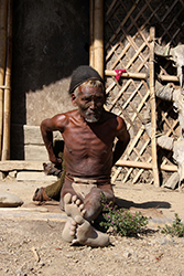 Loinclothed hobby; Obr�zek dne - the picture od the day - �awa rel - Traditional Konyak man, Longwa, Nagaland 