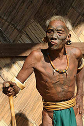 Loinclothed hobby; Obr�zek dne - the picture od the day - �awa rel - Lower Konyak Naga headhunter from Longwa