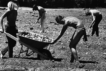 Loinclothed hobby; Obr�zek dne - the picture od the day - �awa rel -  At the Lorien commune, stones are cleared from the fields, linclothed hippe 