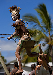 Loinclothed hobby; Obr�zek dne - the picture od the day - �awa rel - Eric Lafforgue, kid during Tapati festival, Easter Island, Chile