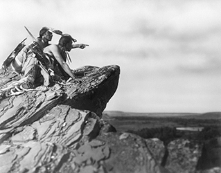 Loinclothed hobby; Obr�zek dne - the picture od the day - �awa rel - Roland W. Reed, Watching The Herd