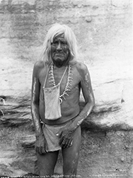 Loinclothed hobby; Obr�zek dne - the picture od the day - �awa rel - Hopi Priest with bag of sacred meal for the Flute Dance Ceremony at the pueblo of Walpi, Arizona