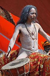 Loinclothed hobby; Obr�zek dne - the picture od the day - �awa rel - Suchit Nanda Photography, Naga sadhus 