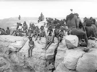 Loinclothed hobby; Obr�zek dne - the picture od the day - �awa rel - Pierce, C.C., Hopi Snake ceremonies, Mishongnovi village