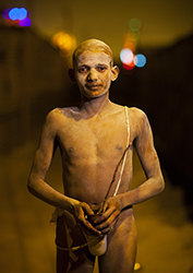 Loinclothed hobby; Obr�zek dne - the picture od the day - �awa rel - Eric Lafforgue, Young Man Becoming A Naga Sadhu, Maha Kumbh Mela, Allahabad, India 