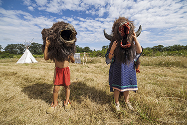 Loinclothed hobby; Obr�zek dne - the picture od the day - �awa rel - Laurent Valencia, Nouic le clan du bison - french indian camp 