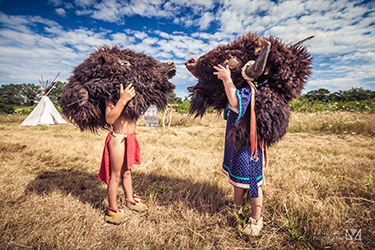 Loinclothed hobby; Obr�zek dne - the picture od the day - �awa rel - 2 enfants jouant avec des tetes de bisons / 2 children playing with buffalo's head