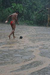 Loinclothed hobby; Obr�zek dne - the picture od the day - �awa rel - Fotbal v panamsk�m de�ti
