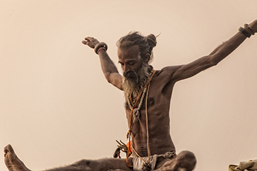Loinclothed hobby; Obr�zek dne - the picture od the day - �awa rel - Pierre Arnoldi, VARANASI : SUR LES GH�TS