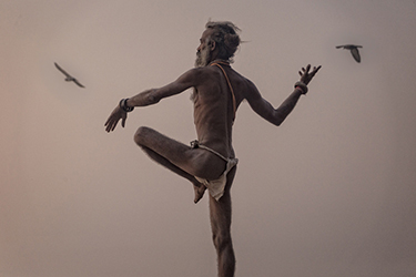 Loinclothed hobby; Obr�zek dne - the picture od the day - �awa rel - Pierre Arnoldi, VARANASI : LA DANSE AUX OISEAUX