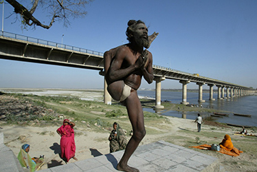 Loinclothed hobby; Obr�zek dne - the picture od the day - �awa rel - Photo by Rajesh Kumar Singh,  Loinclothed Sadhu