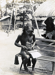 Loinclothed hobby; Obr�zek dne - the picture od the day - �awa rel - Antonio, Chief of the Igorrotes, taken by Jessie Tarbox Beals