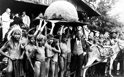 Loinclothed hobby; Obr�zek dne - the picture od the day - �awa rel - New York Governor Alfred E. Smith while visiting New York Boy Scouts