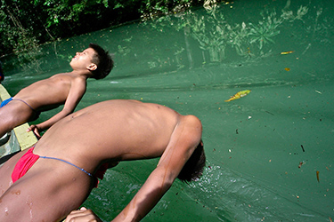 Loinclothed hobby; Obr�zek dne - the picture od the day - �awa rel - Kike Calvo - Embera indian boy