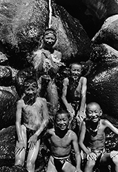 Loinclothed hobby; Obr�zek dne - the picture od the day - �awa rel - Japanese rokushaku, still alive dress for swimming in that area
