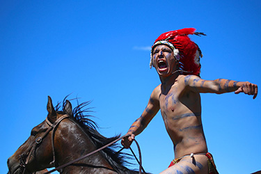 Loinclothed hobby; Obr�zek dne - the picture od the day - �awa rel - Photo by Steve Boice - Crazy Horse - Battle of Little Big Horn Reenactment