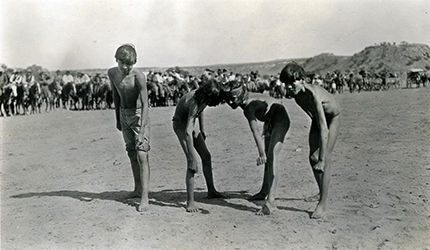 Loinclothed hobby; Obr�zek dne - the picture od the day - �awa rel - Navajo Boys at Start of Footrace